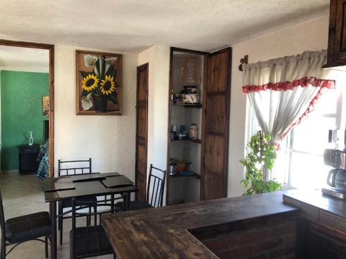 チョルーラにあるDepartamento con Terrazaのテーブルと椅子のあるキッチンとダイニングルーム