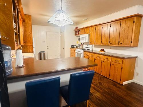 eine Küche mit Holzschränken und einer hölzernen Arbeitsplatte in der Unterkunft Farm House Vacation Rental- In the heart of nature in Corsicana