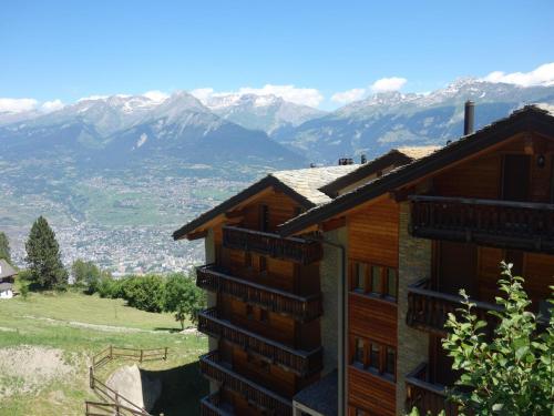 Charming Apartment With Valley View