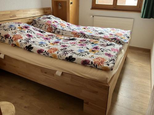 Giường trong phòng chung tại 2-room apartment in Veysonnaz