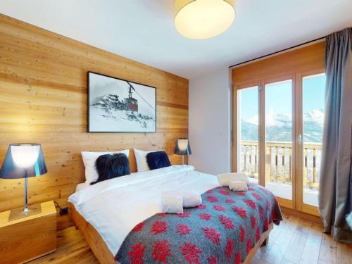 una camera da letto con un letto con una parete in legno di Chalet in Veysonnaz with hot tub a Veysonnaz