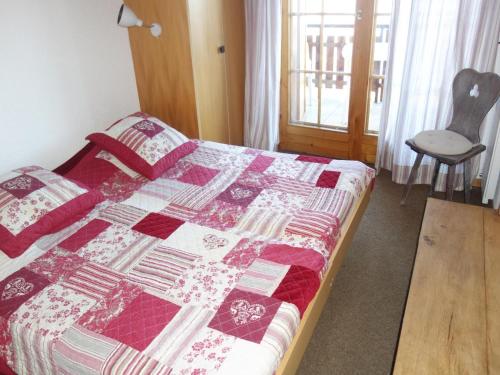 AgettesにあるApartment in Les Agettes for 6 guestsのベッドルーム1室(赤と白のキルトのベッド1台付)