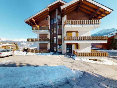 Stunning apartment with mountain view