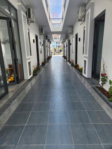 an empty hallway of a building with windows and ailed floor at Nhà Nghỉ Dragon in Cao Lãnh