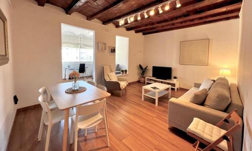 Bright & Spacious Family Flat in Central Barcelona
