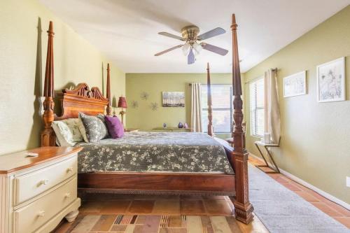 une chambre avec un lit et un ventilateur de plafond dans l'établissement Happy Hours - Beautiful Quiet Comfortable Suite #3, à Visalia