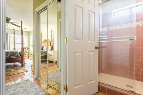 une salle de bain avec une douche avec une porte vitrée dans l'établissement Happy Hours - Beautiful Quiet Comfortable Suite #3, à Visalia