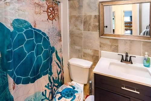 Ένα μπάνιο στο OceanView Oasis - Relax with Hot Tub, Breakfast, Fire Pit & Putting Green!