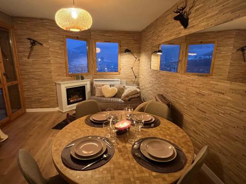 une salle à manger avec une table et une cheminée dans l'établissement Belle vue, à Briançon