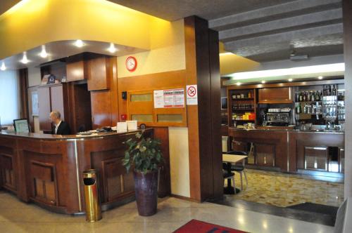 Hotel Igea في بادوفا: رجل يجلس في بار في مطعم