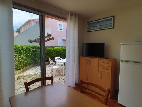 Photo de la galerie de l'établissement Bel appartement T2 cabine en rez-de-jardin avec parking privé à Sète - FR-1-472-197, à Sète