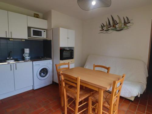 Photo de la galerie de l'établissement Bel appartement T2 cabine en rez-de-jardin avec parking privé à Sète - FR-1-472-197, à Sète