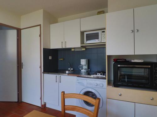 Photo de la galerie de l'établissement Bel appartement T2 cabine en rez-de-jardin avec parking privé à Sète - FR-1-472-197, à Sète