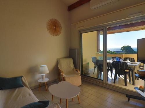 - un salon avec vue sur une salle à manger dans l'établissement Duplex 2 pièces avec terrasse, clim, tennis et WIFI - FR-1-472A-311, à Sète