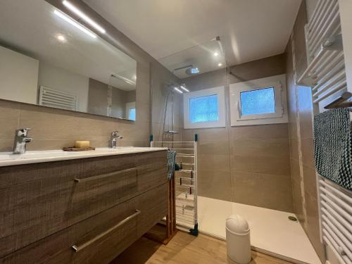 une salle de bain avec un lavabo et une douche dans l'établissement Maison rénovée avec piscine aux Abatilles, Arcachon - FR-1-474-274, à Arcachon
