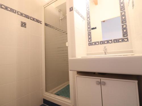 une salle de bain avec un lavabo et une douche dans l'établissement Duplex 2 pièces avec terrasse, clim, tennis et WIFI - FR-1-472A-311, à Sète