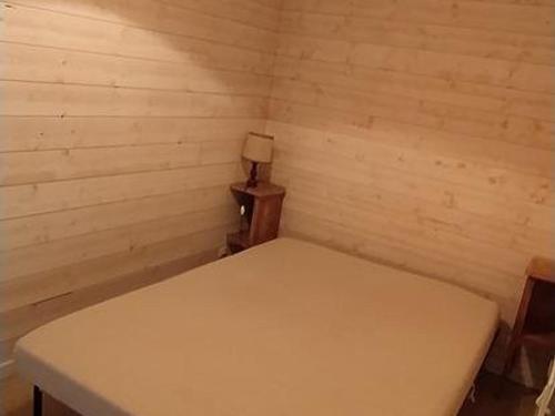 Cette petite chambre comprend un lit blanc et une lampe. dans l'établissement Studio cabine 26m² avec balcon sud-ouest à Barcelonnette - FR-1-804-45, à Barcelonnette