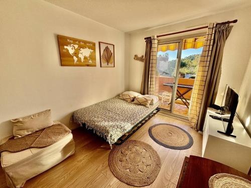 une petite chambre avec deux lits et une fenêtre dans l'établissement Studio avec terrasse - Accès plage - FR-1-816-22, à Bormes-les-Mimosas