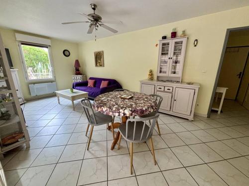 un salon avec une table, des chaises et un canapé dans l'établissement Appartement climatisé avec garage à 200m des commerces - FR-1-816-19, à Bormes-les-Mimosas