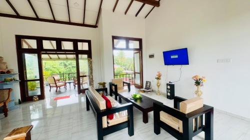 TV a/nebo společenská místnost v ubytování Pearl View Galle Villa