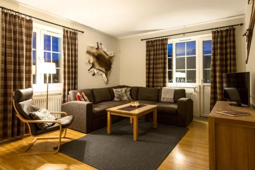 a living room with a couch and a table at Gästhuset i Åre in Åre