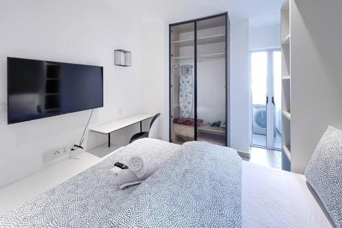 Ένα ή περισσότερα κρεβάτια σε δωμάτιο στο DK Impian Luxury Condominiums, Subang Airport - Smarthome