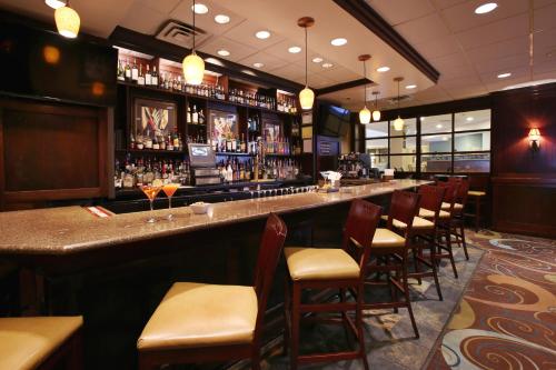 Ο χώρος του lounge ή του μπαρ στο Radisson Hotel Philadelphia Northeast