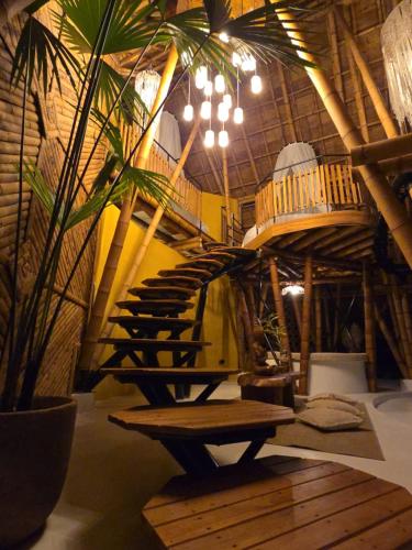 ValparaísoにあるBalinesa Ecolodgeの木製の階段と木製のベンチが備わる客室です。