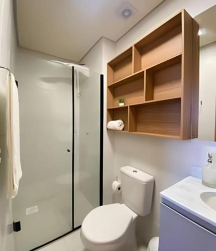 a bathroom with a toilet and a shower and a sink at Central, Ar Cond, WI-FI, Lava e Seca in Santa Maria