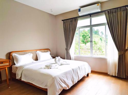 Ein Bett oder Betten in einem Zimmer der Unterkunft The Peak Hill Pool Villa