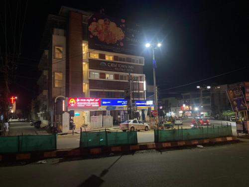 a city street at night with a street light at Shri Sai Palace inn in Chikmagalūr