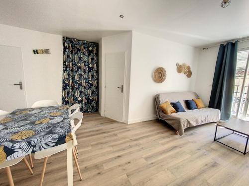 un salon avec un lit et une table dans l'établissement Saint Camille, à Sète