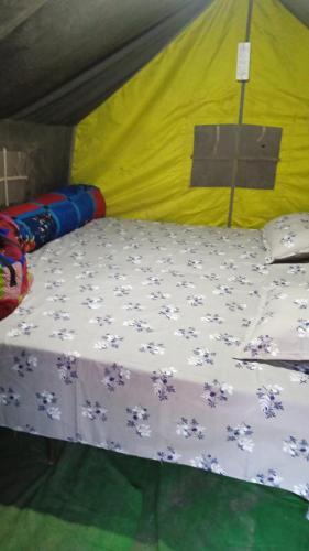 Posto letto in tenda in camera. di Anmols Camps and Huts By StayApart a Shivpuri