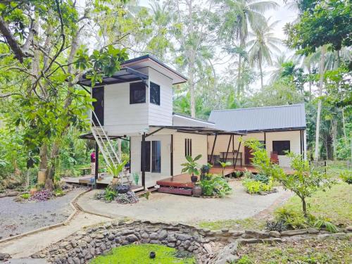 a small house in the middle of a garden at Lanta Baansuan Rimthan in Ko Bu Bu