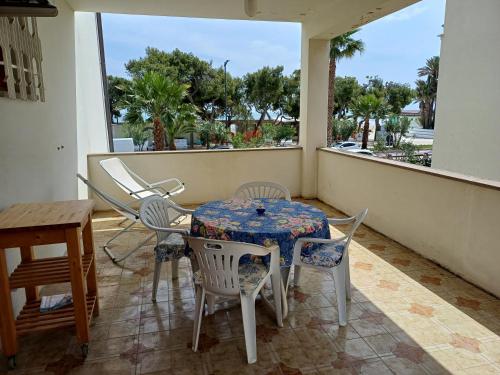 A balcony or terrace at Casa Piccola - Appartamento 1 fila mare con splendida terrazza