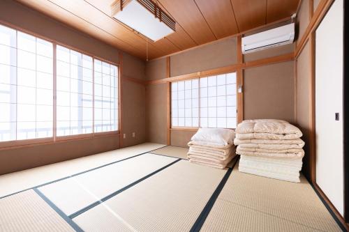 a room with towels on the floor and windows at Sea View Villa Atami in Atami
