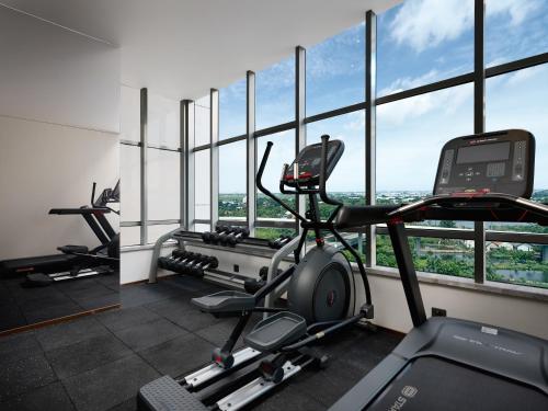 a gym with two treadmills and two ellipticals at Model J Hotel Jakarta Soekarno - Hatta Airport 曼居酒店 雅加达苏加诺哈达机场店 in Gardu