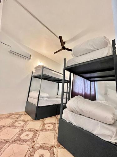 Postel nebo postele na pokoji v ubytování High Time Hostel