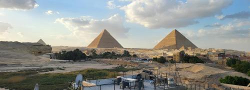 una vista sulle piramidi di Giza e su una città di Youssef Pyrameds View INN a Il Cairo