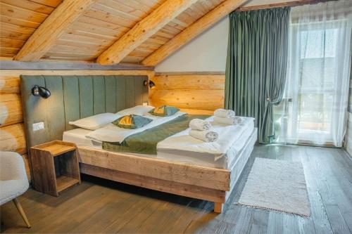 Postel nebo postele na pokoji v ubytování Prosilva House Banffy