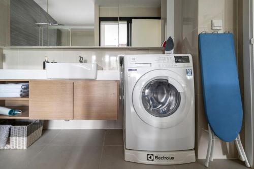 a kitchen with a washing machine and a sink at Mountain-view 1BR 9F Sriracha byน้องมังคุด NoParking in Ban Fang Daeng