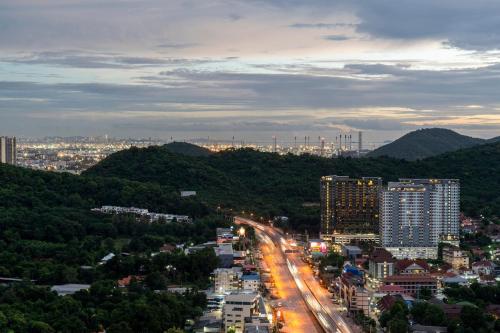 a view of a city with buildings and a road at Mountain-view 1BR 9F Sriracha byน้องมังคุด NoParking in Ban Fang Daeng