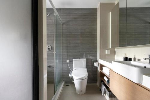 a bathroom with a toilet and a sink and a shower at Mountain-view 1BR 9F Sriracha byน้องมังคุด NoParking in Ban Fang Daeng