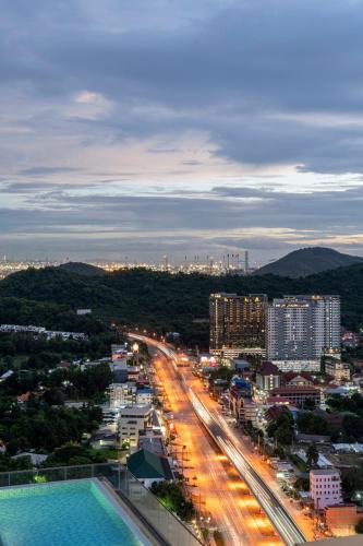 a view of a city at night with a street at Mountain-view 1BR 9F Sriracha byน้องมังคุด NoParking in Ban Fang Daeng
