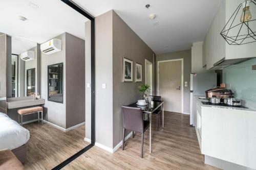 a room with a bed and a kitchen with a counter at Mountain-view 1BR 9F Sriracha byน้องมังคุด NoParking in Ban Fang Daeng