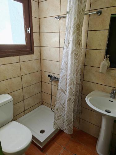 Bilik mandi di Small studio in a perfect spot!