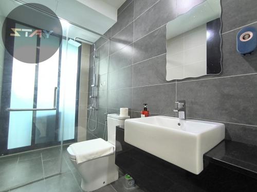 une salle de bain avec un lavabo blanc et des toilettes dans l'établissement Almas Cozy Couple Escape Netflix 100mbps By STAY, à Iskandar Puteri