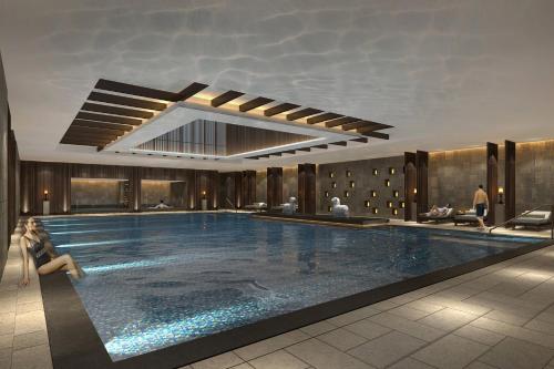 una gran piscina en un edificio con gente dentro en JW Marriott Hotel Qufu, en Qufu