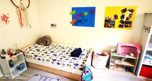 a childs bedroom with a bed and toys at Villa Ocean neuve piscine double et vue mer proche du centre ville in Les Avirons