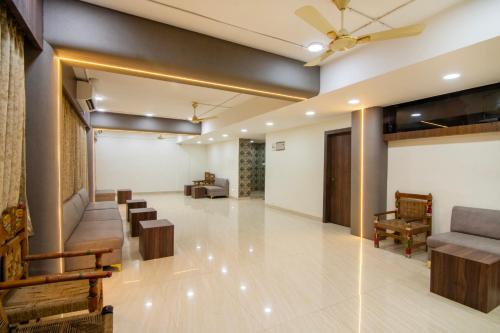 Zona de estar de Treebo Petals Suites & Banquet - New Town